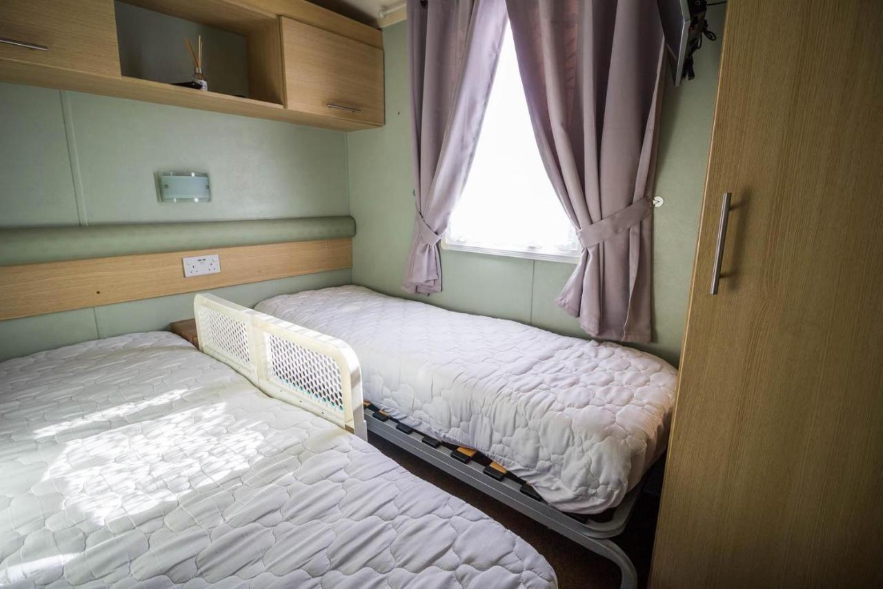 Отель Lovely Caravan With Wifi At Broadland Sands In Suffolk Ref 20035Bs Hopton on Sea Экстерьер фото